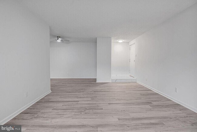 Building Photo - 10223 Valentino Dr