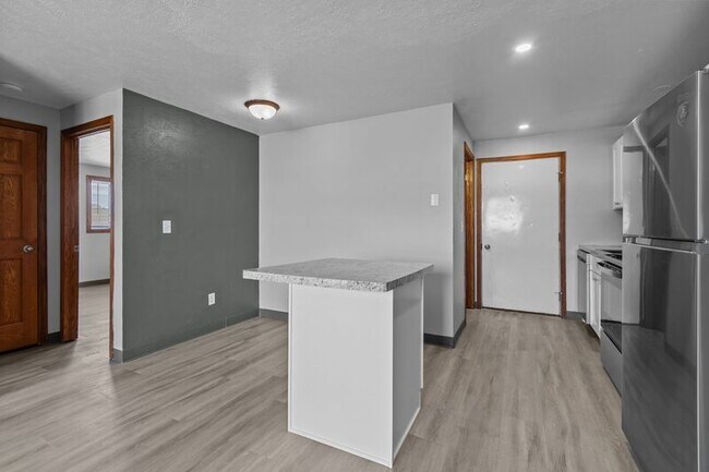 Building Photo - 1550 Moraine Terrace