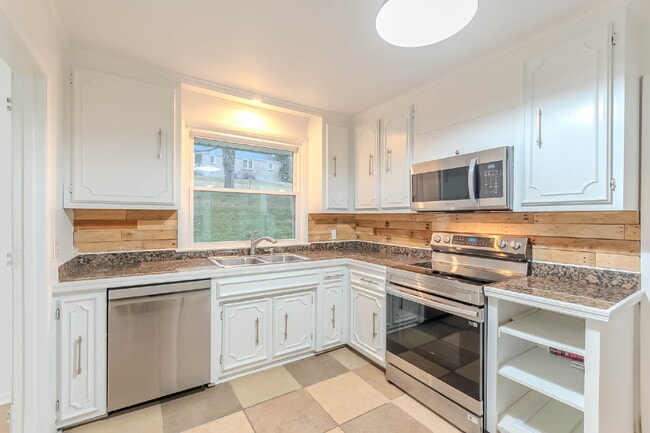 Building Photo - Fantastic 3 (4-ish) Bed Home | Lawn Care Included
