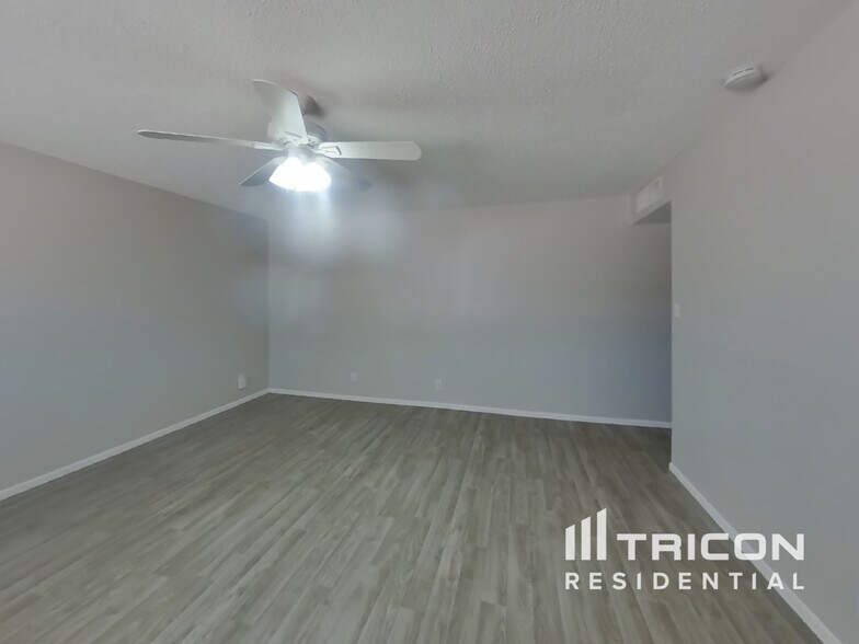 Building Photo - 1121 W 12th Pl