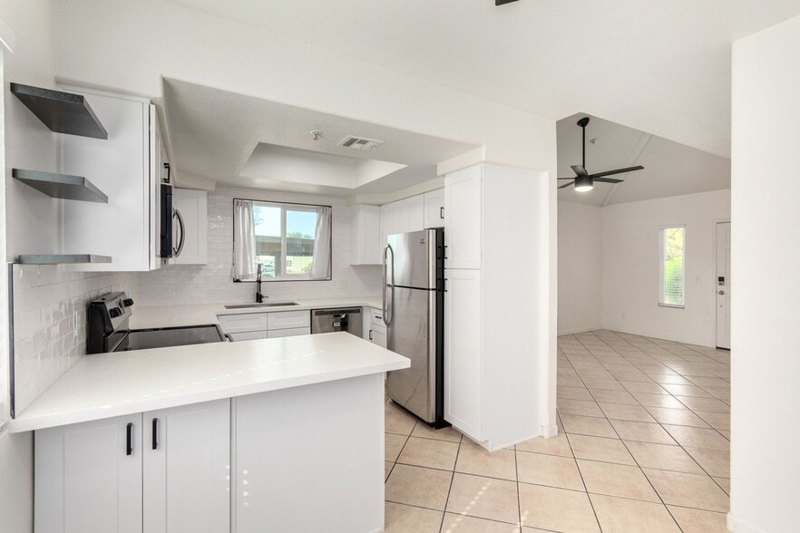 Building Photo - 1825 W Ray Rd