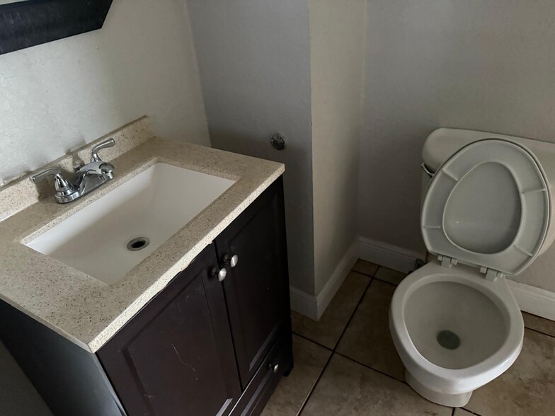 Building Photo - 2205 E 5th Ave