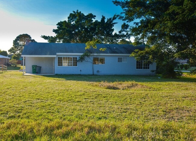 Building Photo - 377 SW Cherryhill Rd