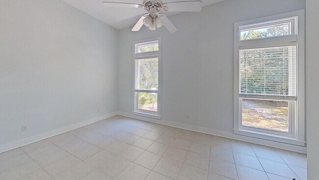 Building Photo - 3 Bdrm Home with 3rd floor loft in Pt Washington