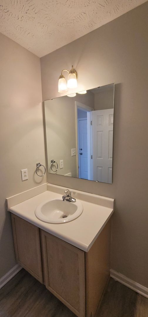 Building Photo - Beautiful 3 Bedroom home w/BONUS ROOM!!