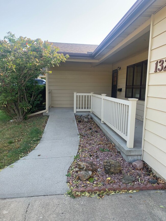 Building Photo - 3 bedroom, 1.5 Bath Home located near Skyv...