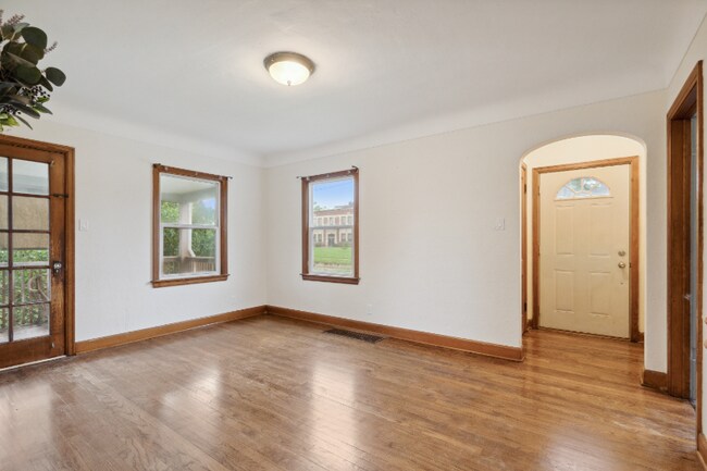 Building Photo - 413 16th Ave SW