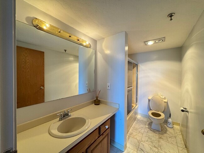 Building Photo - 200 Cove Way