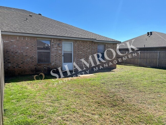 Building Photo - 3 bedroom/2 bath duplex in Midway ISD