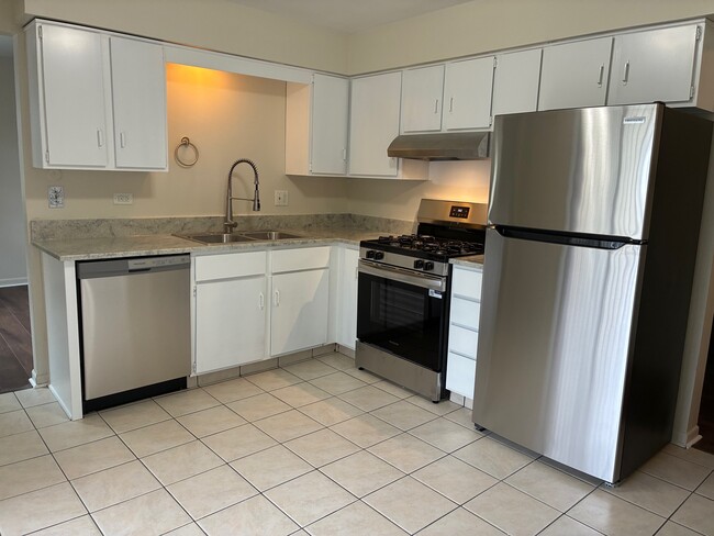 Building Photo - 340 W Johnson St