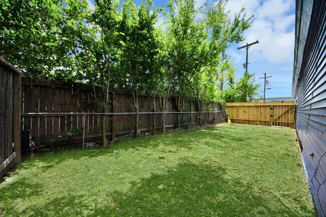 Building Photo - 302 County Park Dr