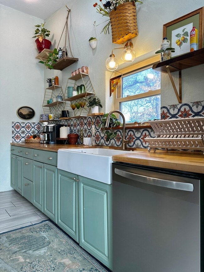 Building Photo - Rustic Charm