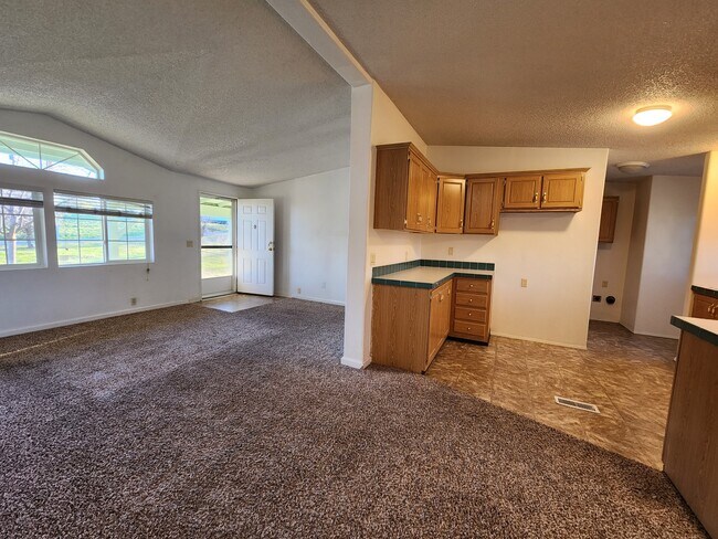 Building Photo - 16915 Hickman Ln