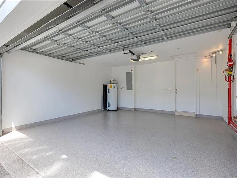 Building Photo - 302 NE 8th Ave