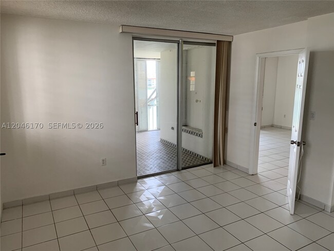 Building Photo - 2861 Leonard Dr