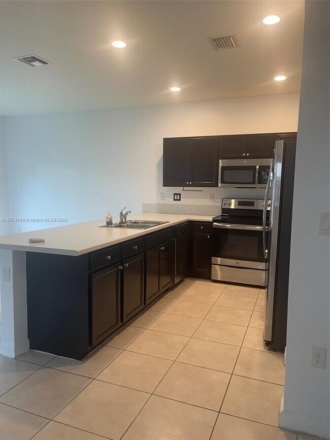 Building Photo - 3114 SE 3rd Dr