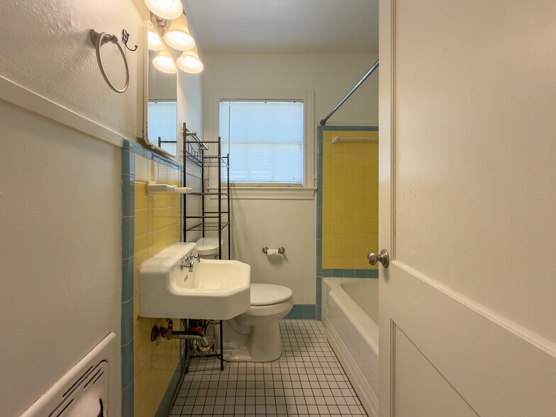 Building Photo - 1912 S Donnybrook Ave