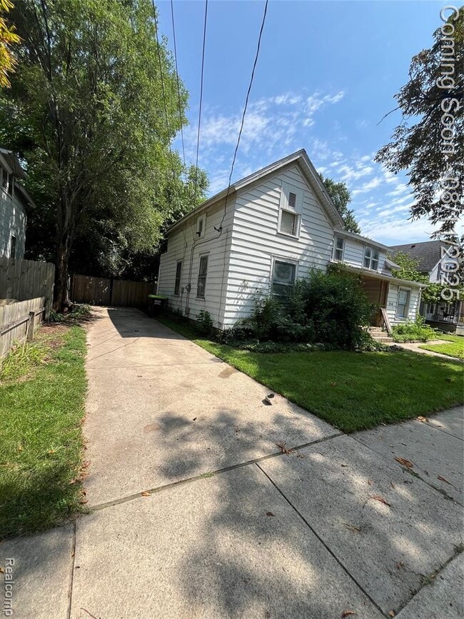 Building Photo - 714 W 8th St
