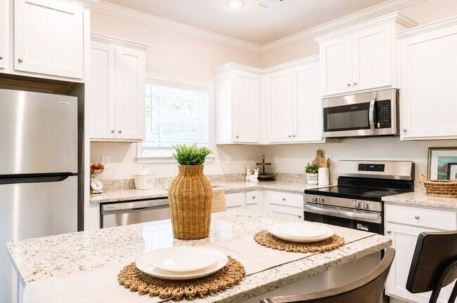 Building Photo - Discover modern living in the heart of Cornelia!