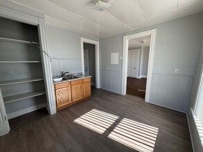 Building Photo - Small Affordable Downtown Davenport Studio