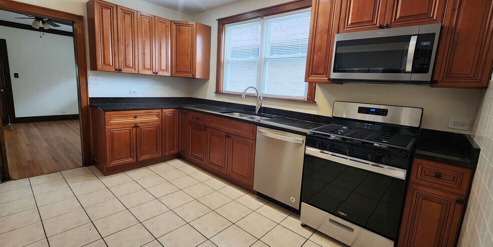 Kitchen with dishwasher, gas stove/oven and over-the-counter microwave - 2018 Lake St