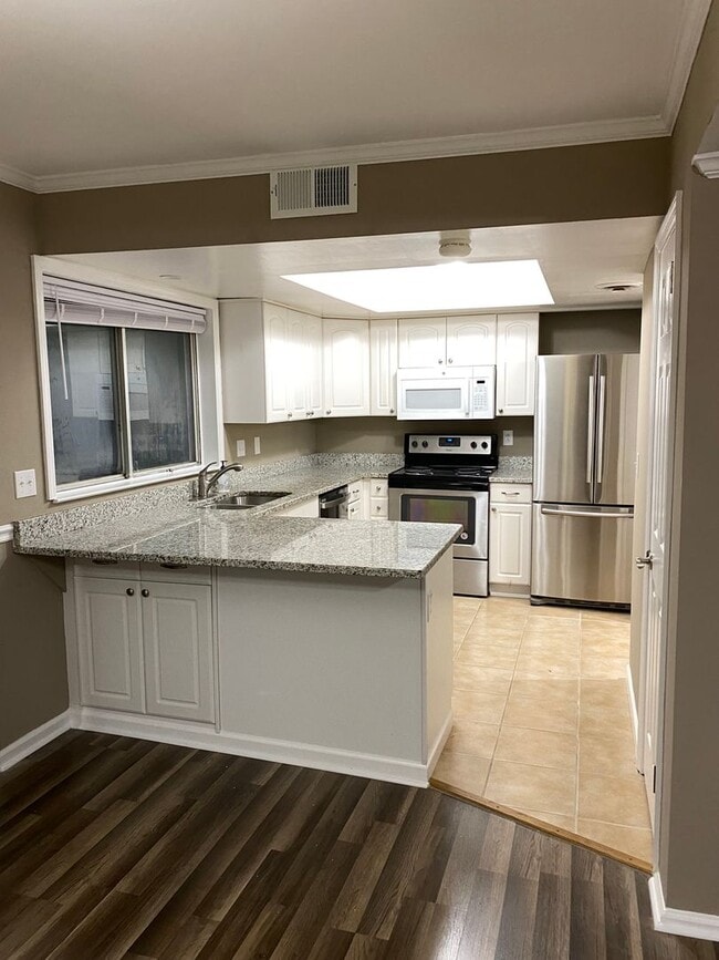 Building Photo - Nice 3BR Condo in Huntington Ridge