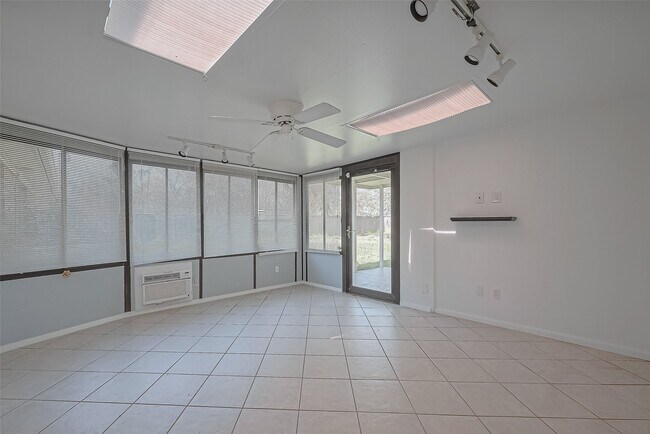 Building Photo - 16506 Amcreek Rd