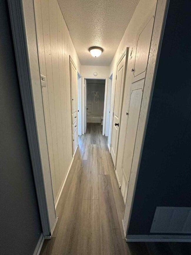 Building Photo - 1710 Parklane Dr