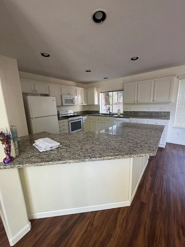 Building Photo - Hillsboro Living at Its Best 3bed/ 2.5 Bat...