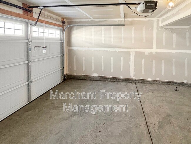 Building Photo - 219 Maple Frg Trl