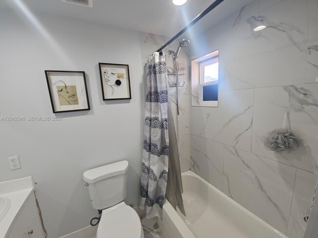Building Photo - 1560 W 46th St