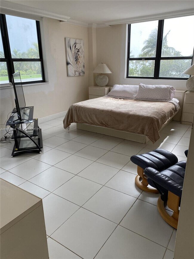 Building Photo - 10185 Collins Ave