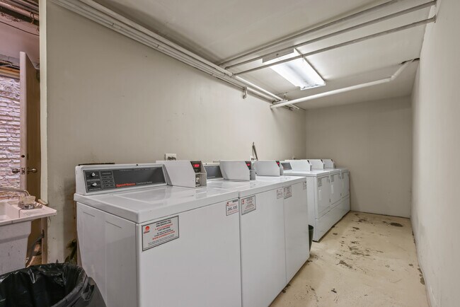 Building Photo - 908 W Grace St