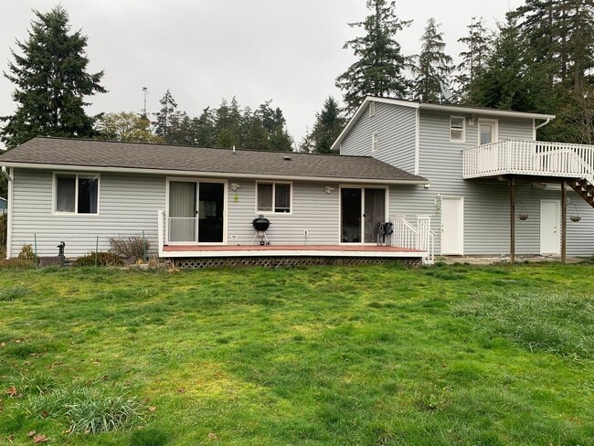 Building Photo - Lovely Home with Massive fenced yard and S...