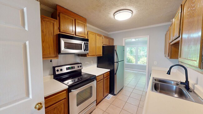 Building Photo - Charming 3 bedroom / 2 bathroom home with large fenced backyard near shopping & Fort Bragg!