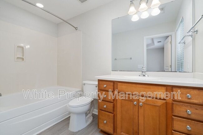 Building Photo - 822 Granby Dr