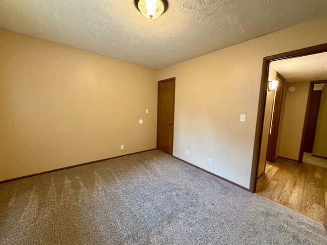 Building Photo - 2 bed 1 bath ground level duplex