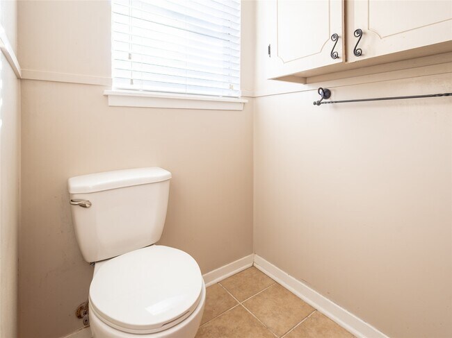 Building Photo - 2728 Encino Ave