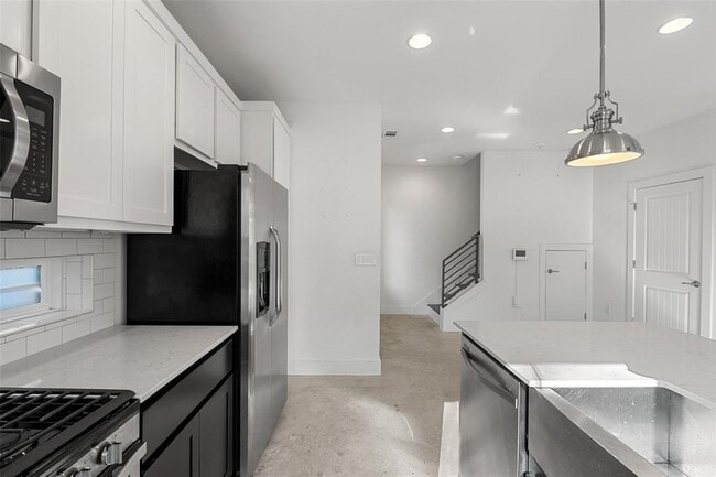 Building Photo - 1003 Fiesta St