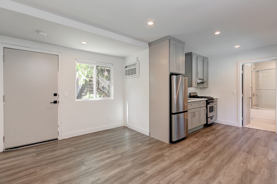 Building Photo - 4136 Grandview