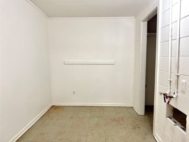 Building Photo - 425 E Park Dr