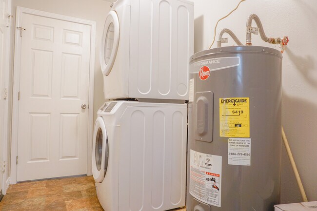 Building Photo - 6115 Willow Ln N