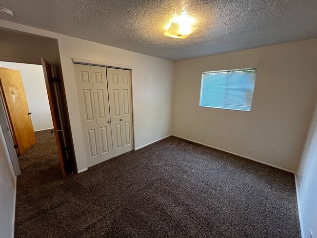 Building Photo - 568-574 E 200 S