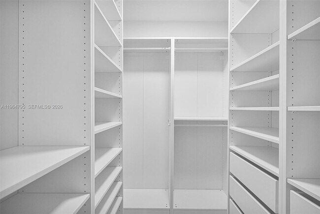 Building Photo - 820 E Cypress Ln