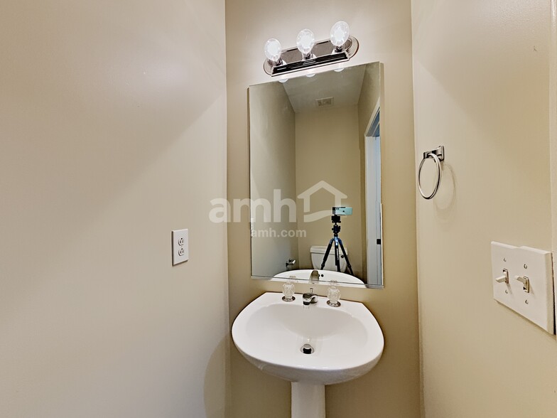 Building Photo - 2046 Township Dr