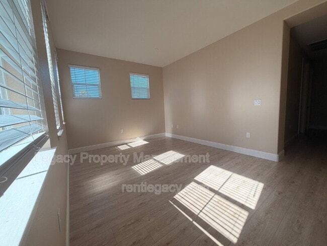 Building Photo - 3224 La Paz Dr