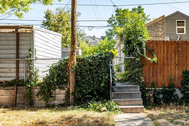 Building Photo - Refreshed Apartment Near Liberty Park