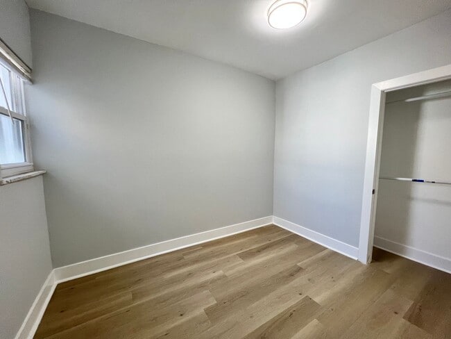 Building Photo - Remodeled 3bd/1 House with Rear yard!! SEC...