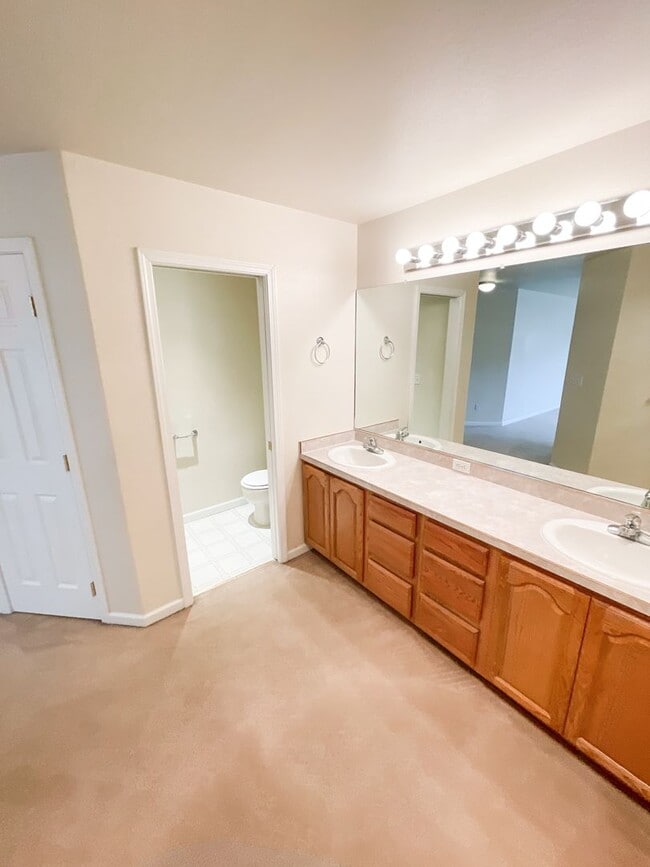 Building Photo - Spacious open floor plan in North Hills