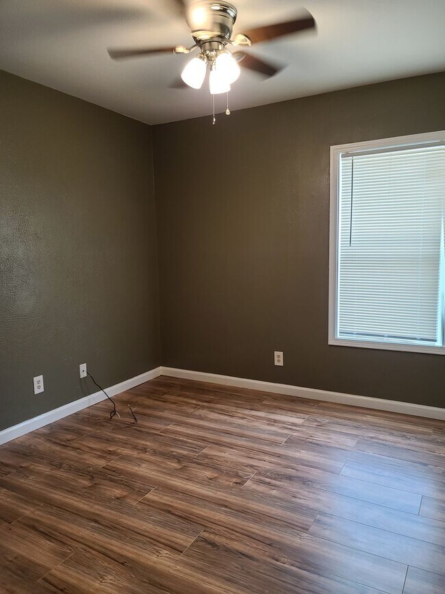 Building Photo - Adorable Cottage Rental